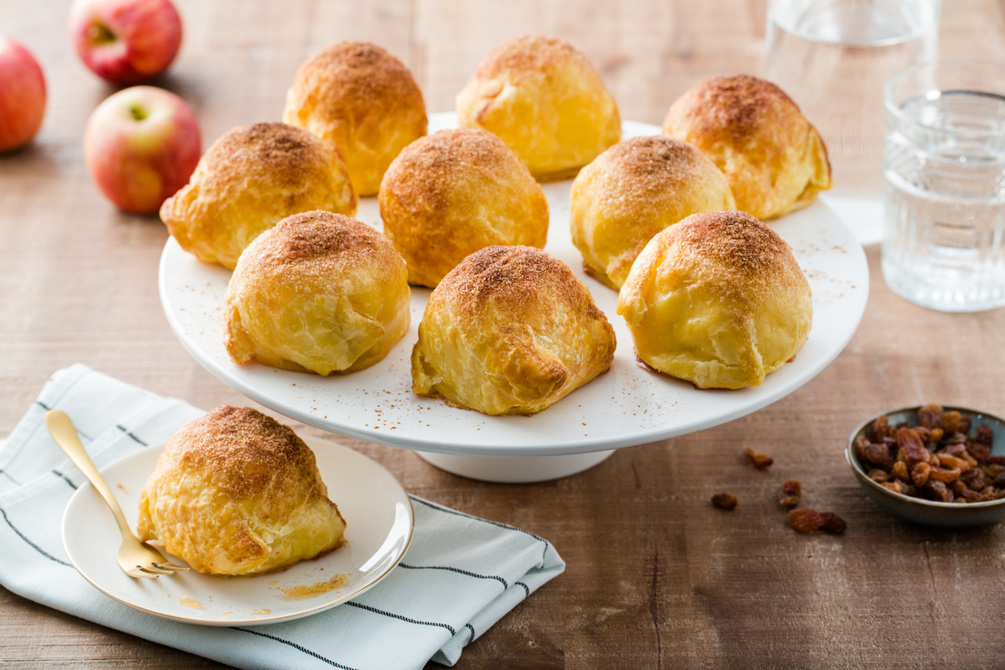 Appelbollen met rozijnen en amandelspijs