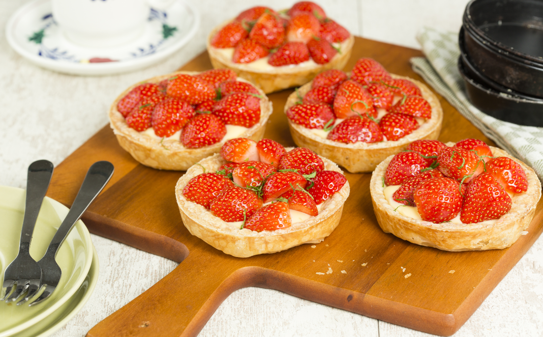 Bladerdeeg tartelletjes met banketbakkersroom en aardbeien