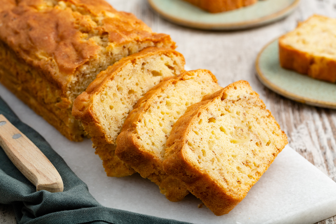 Appel kaneelcake met kaneelsuiker en stukjes appel van Koopmans