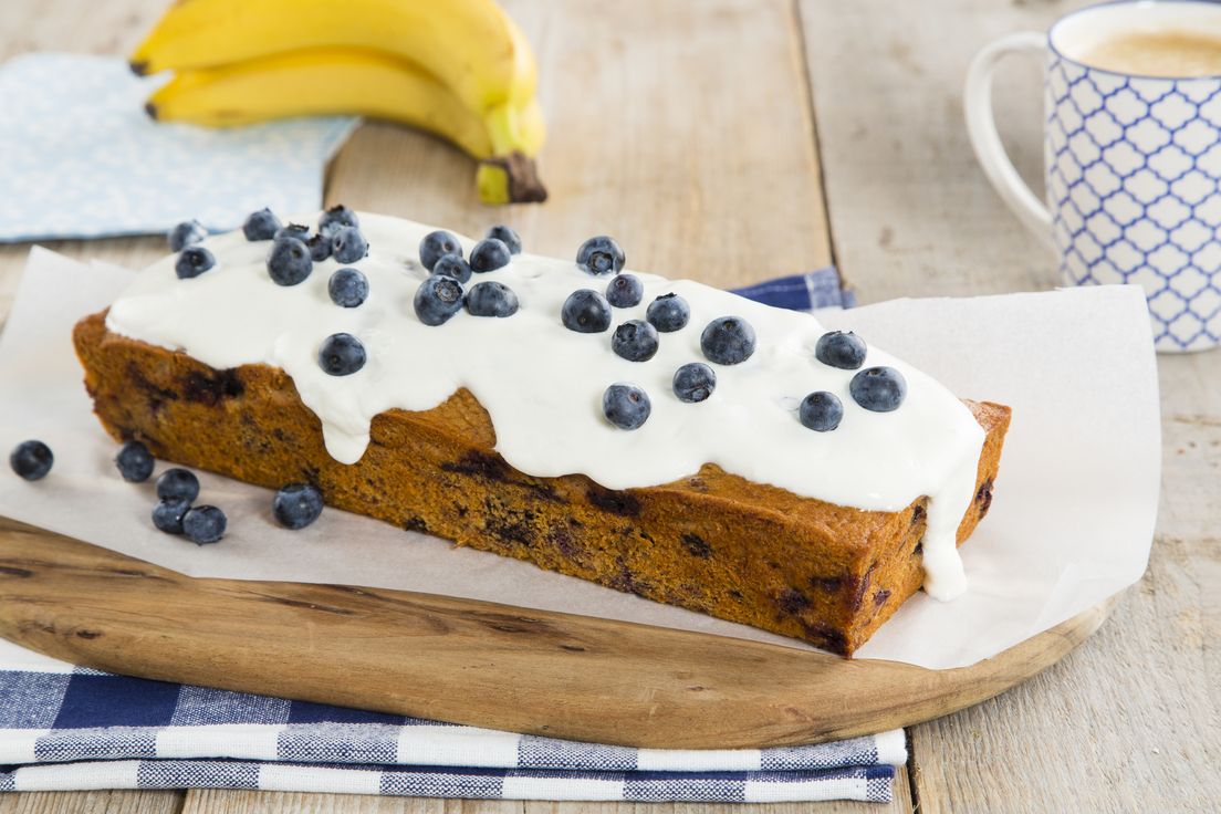 Bananenbrood met blauwe bessen en griekse yoghurt