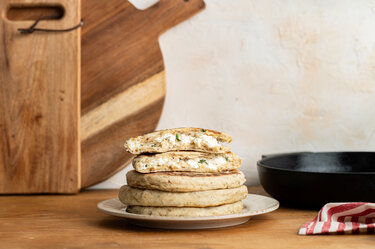 Gevuld platbrood met kaas