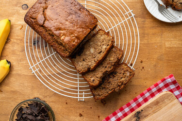 Bananenbrood met chocolade en koffie