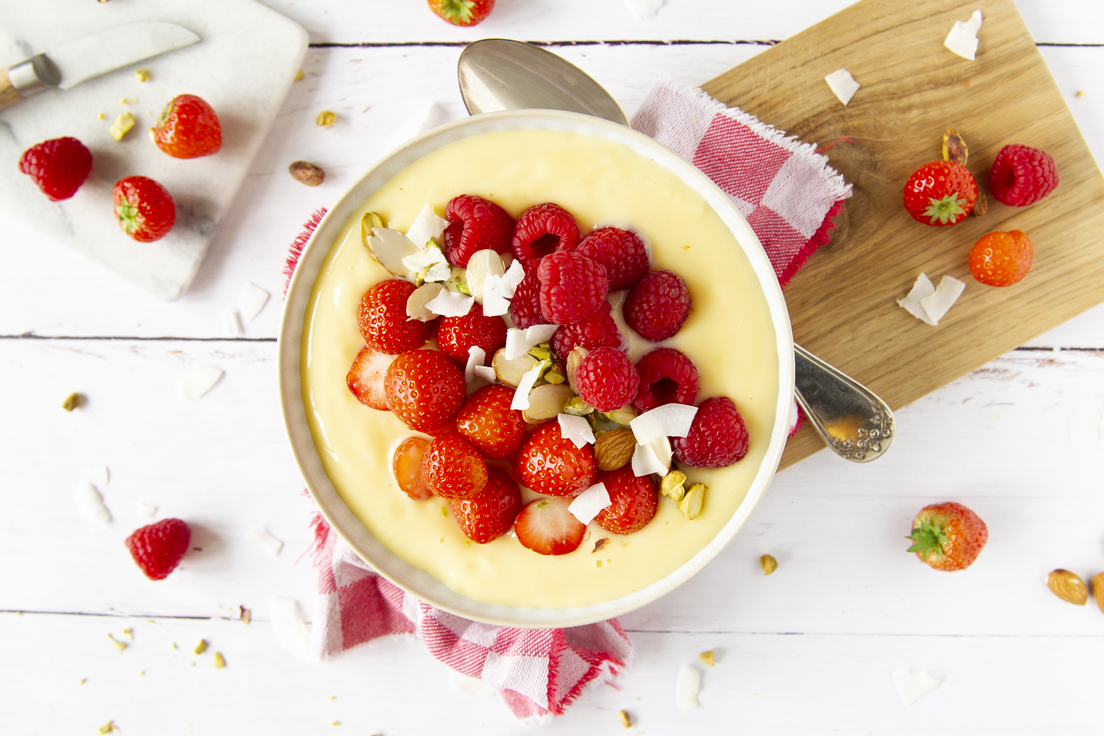 Custard bowl met rood fruit en pistache