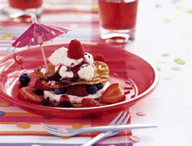 Mini-pannenkoekentaartje met room en roodfruit