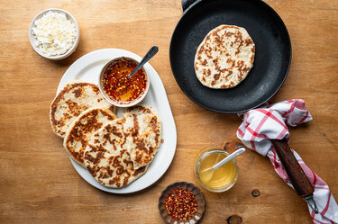 Naanbrood met feta en hot honey