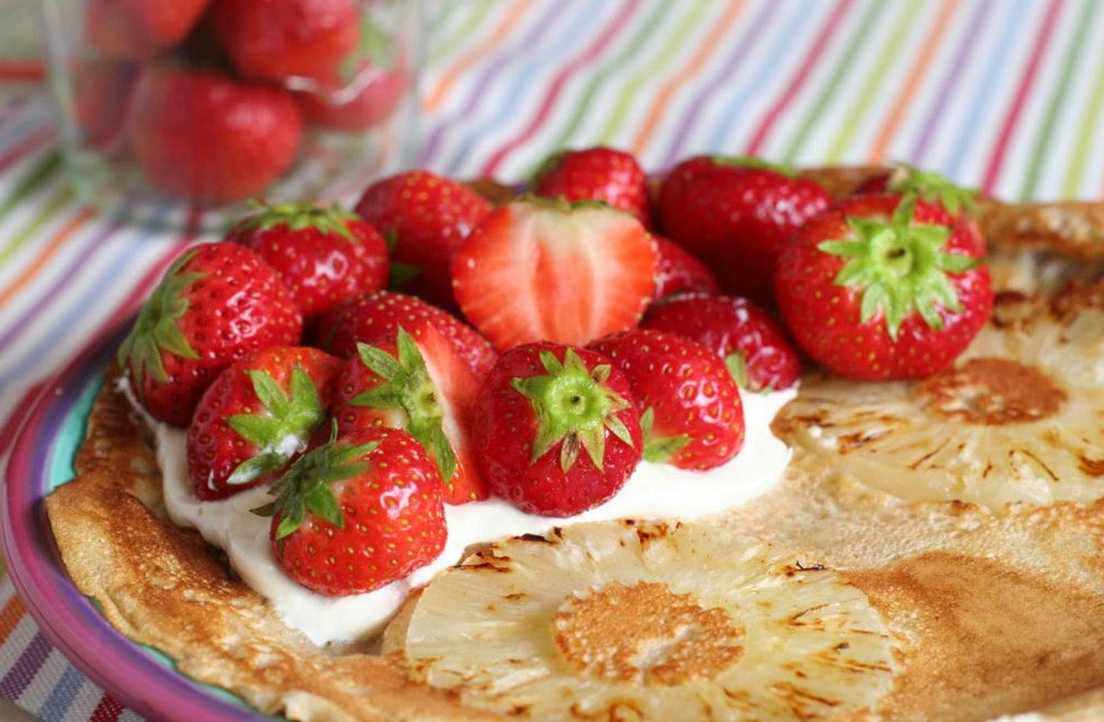 Pannenkoek met ananas en aardbeien