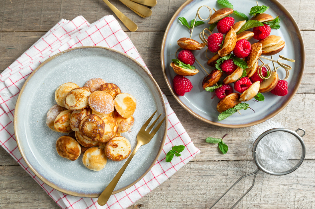 Poffertjes met mortadella en basilicum