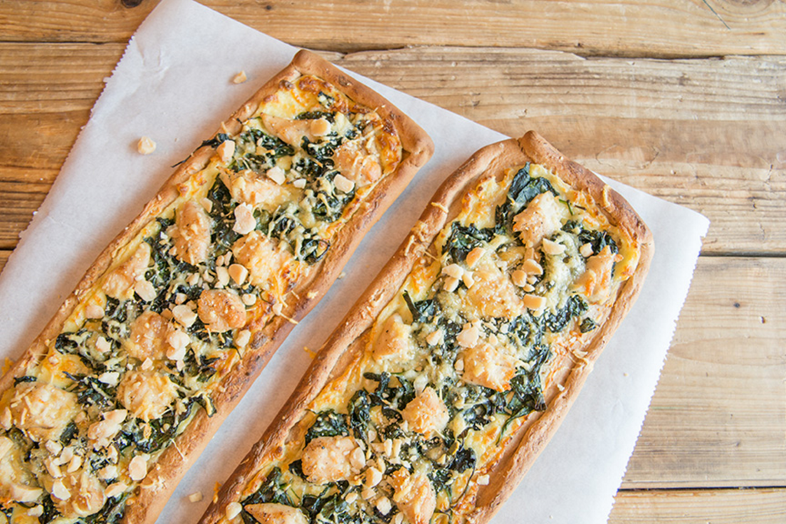 Volkoren pizza met bechamelsaus, kip en spinazie van Danna