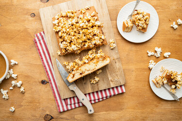 Plaatcake met salted caramel en popcorn