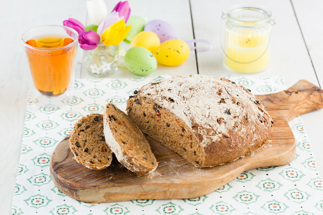 Tomaat-kruidenbrood in de broodbakmachine