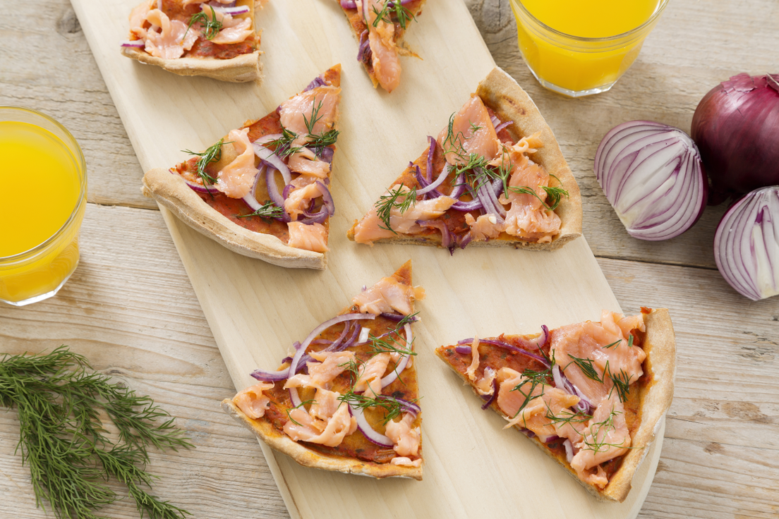 Pizza met zalm, dille, rode ui en rucola