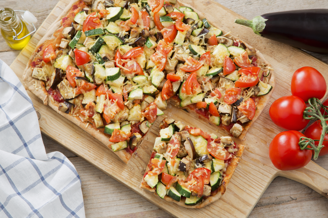 Plaatpizza met courgette, aubergine en tomaat