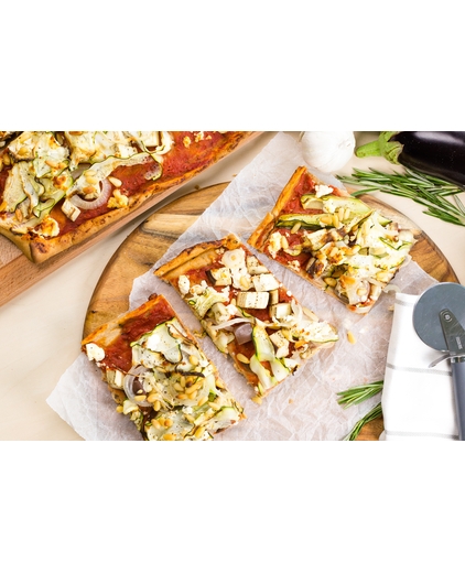 Volkoren plaatpizza met gegrilde courgette, feta en pijnboompitten