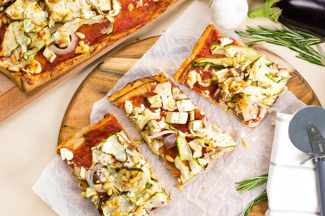 Volkoren plaatpizza met gegrilde courgette, feta en pijnboompitten