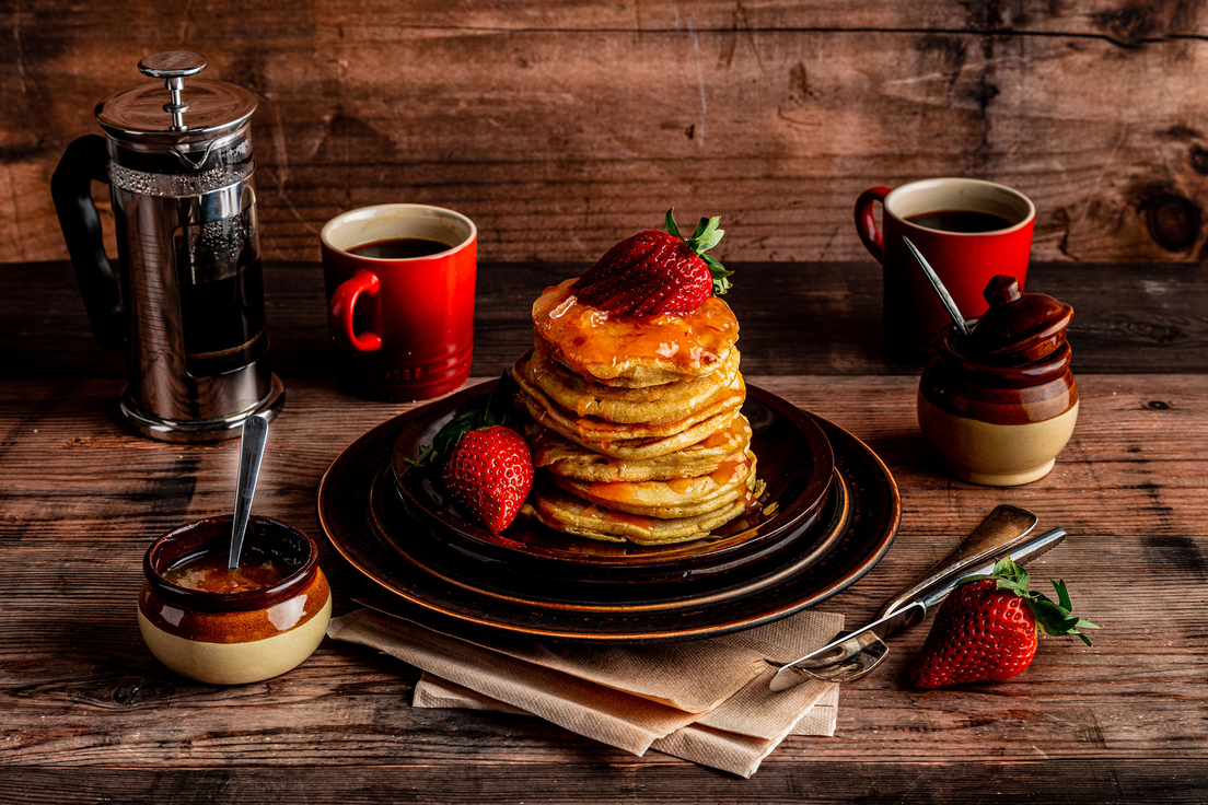 Fluffy pannenkoeken met aardbeien en jam