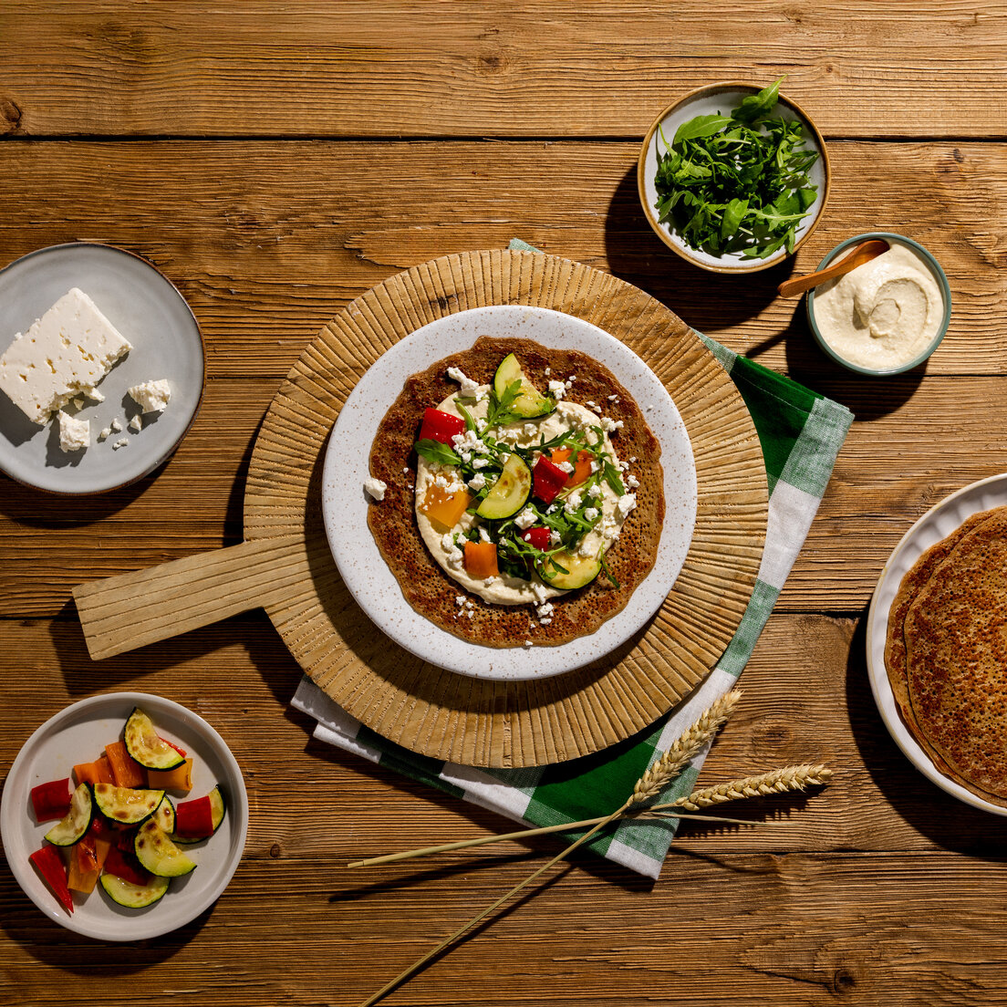 Kant-en-klare volkoren pannenkoeken met hummus, gegrilde groenten en feta