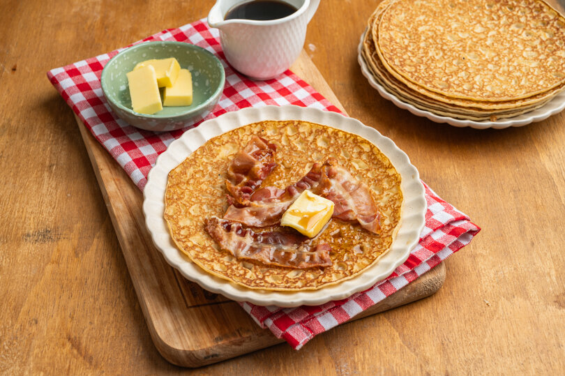 Kant-en-klare pannenkoeken met spek, maple syrup en boter