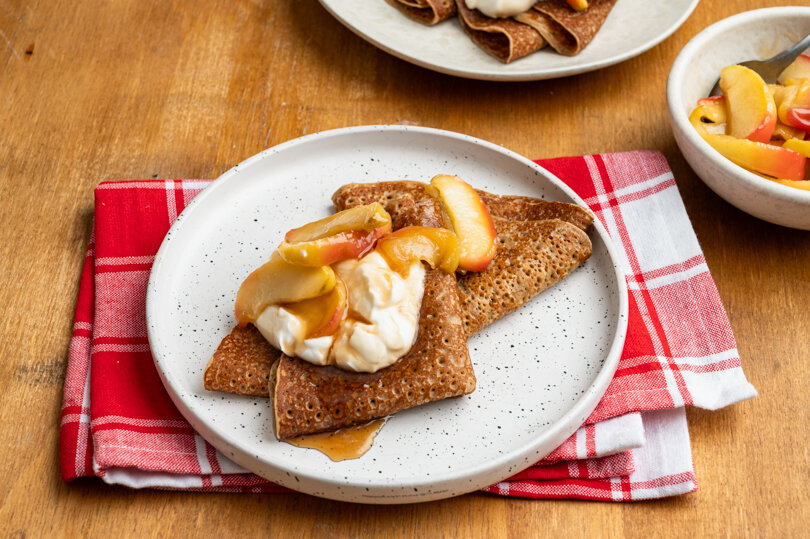 Kant-en-klare volkoren pannenkoeken met gebakken appels en stroop
